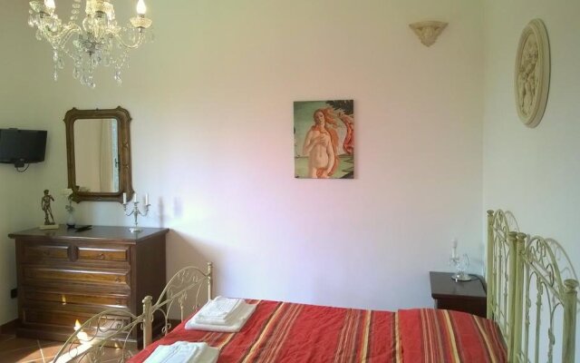 "villa In Lucca Placed in a Residential Area, all Services Nearby"