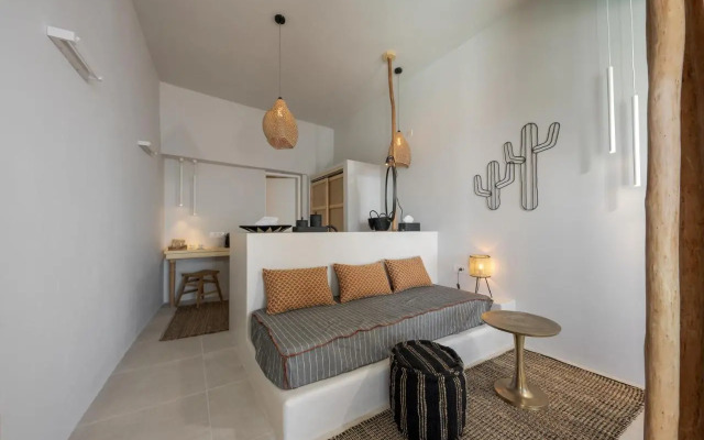 Luxury villa in Megalochori Santorini with Jacuzzi