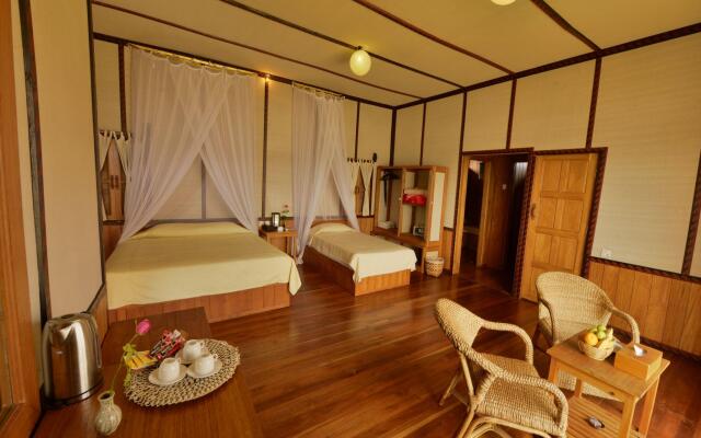 Shwe Inn Tha Floating Resort Hotel