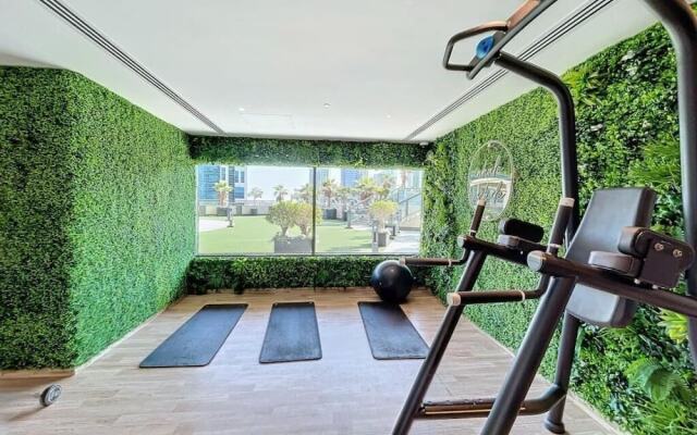 Whitesage - Elite Apartment With Balcony Near Metro Station