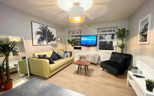 *New* Beautiful 2 Bedroom House in Central Location
