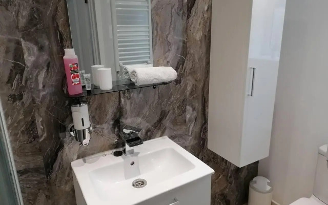 Beach Apartment - Sleeps 4, Garden & Parking