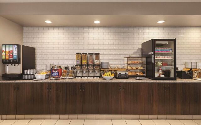 Country Inn & Suites by Radisson, Willmar, MN