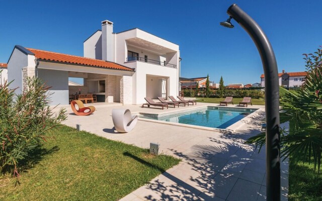Amazing Home in Valbandon With Wifi and 4 Bedrooms