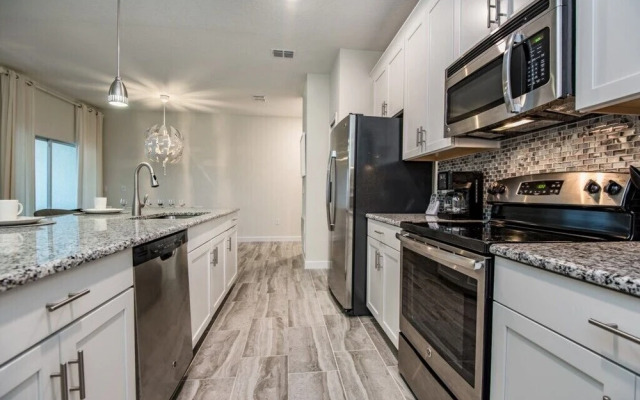 4 Bdrm With Private Pool