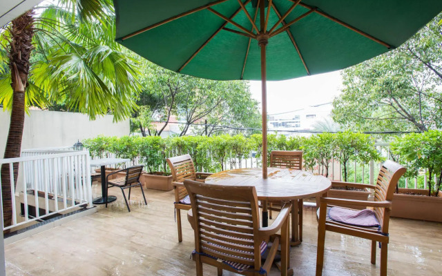 RedDoorz Plus near Pondok Indah Mall