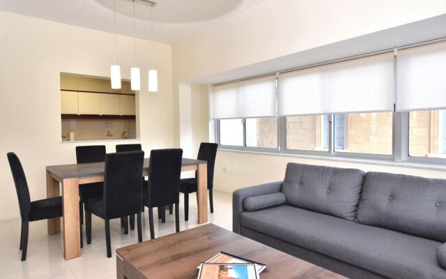 Bright and Spacious 2 Bedroom Apartment with Harbour View - 3