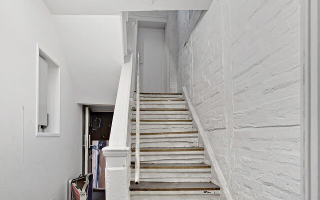Sanders Penny - Chic 3-bdr Apt in City Center