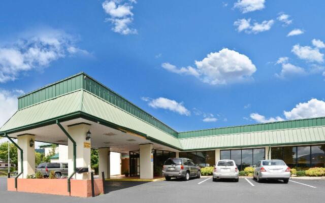 Hotel Red Rose by Townhouse Covington I-64