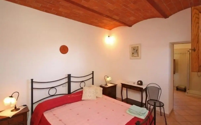 Spacious Farmhouse in Pienza with Swimming Pool