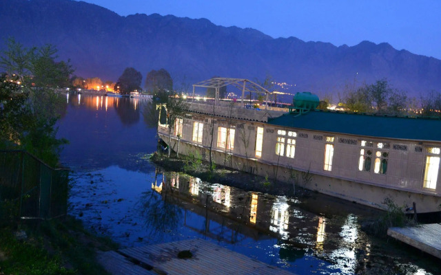 Peacock Houseboats