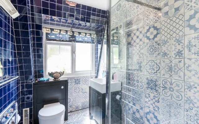 Inviting 5-bed House in London
