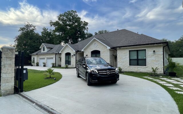 IAH SPHERIC Mini-mansion