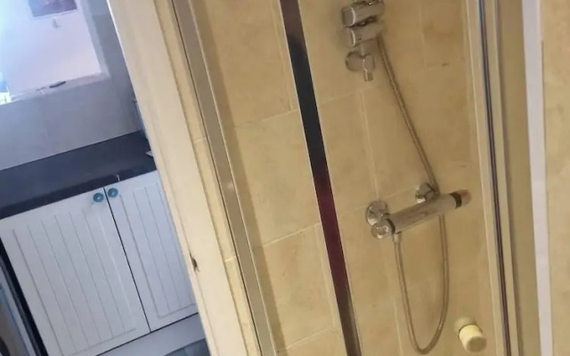 Gillingham 4-bed Stay - Wifi, Parking, Ldn Access