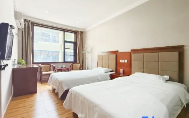 Xianglong Business Hotel (Xinyang Railway Station Tianrun Plaza)