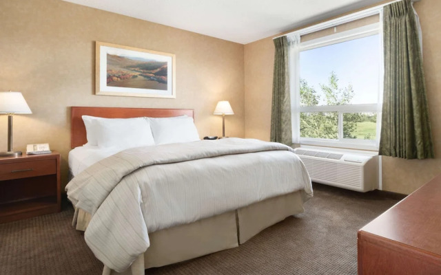 Days Inn & Suites Cochrane