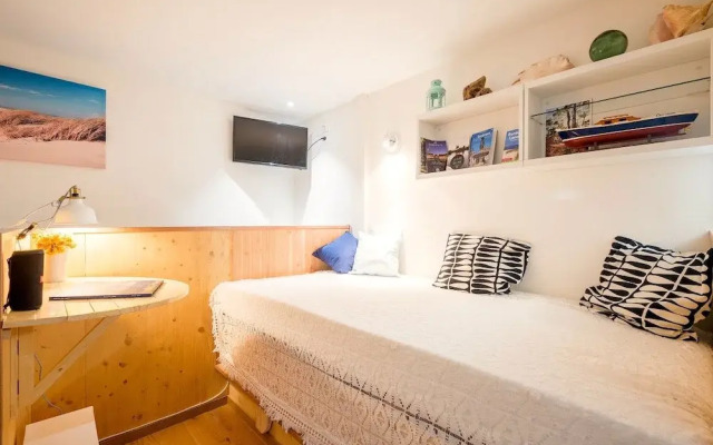 A "boat Cabin" in the Heart of Bordeaux