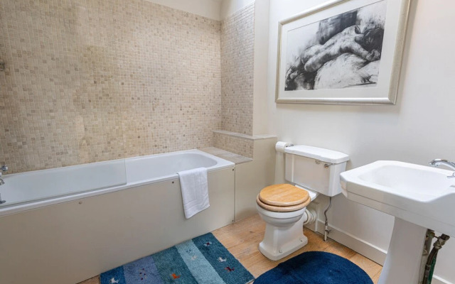 JOIVY Elegant 2-Bed Mews Flat Near Buckingham Palace