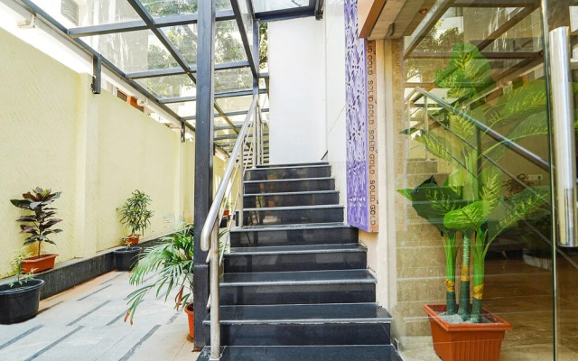 Fabhotel Stayz Inn Us Consulate