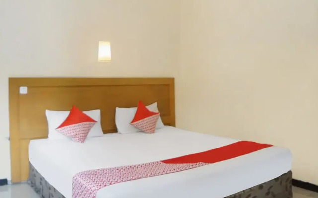 OYO 91878 Cherry Red Hotel