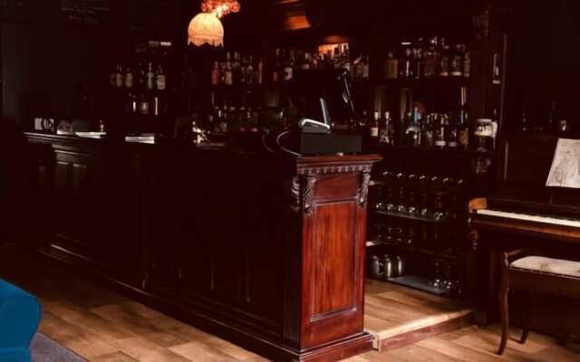Gin Lounge Rooms