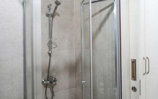 Lovely 1+1 Apartment w/Terrace near MaIl of IST