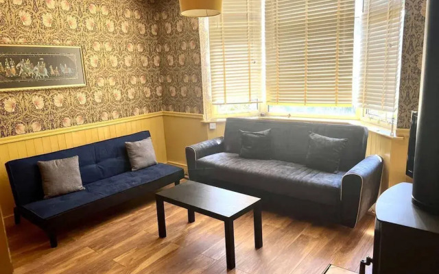 Inviting 4-bed House Near Heathrow w/ Fireplace