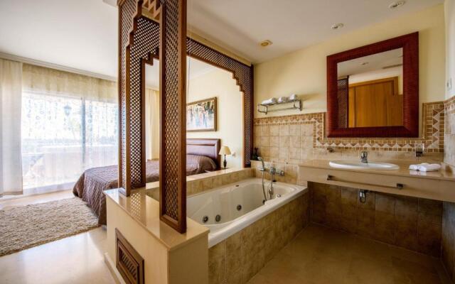 Malibu Mansions Condo 1 by Rafleys