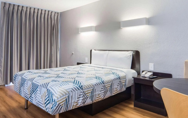 Motel 6 Addison, TX - Dallas