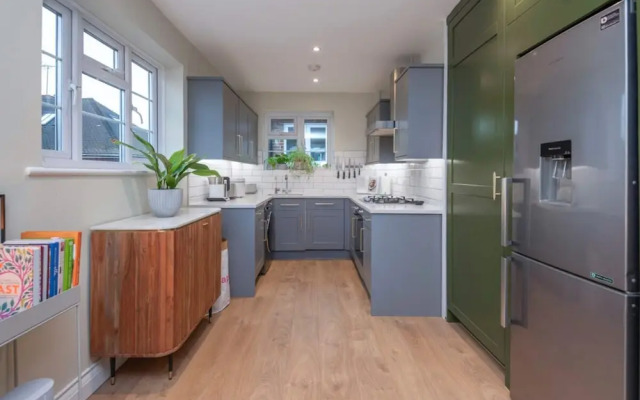 2 Bedroom Apartment - 200m From Richmond Park