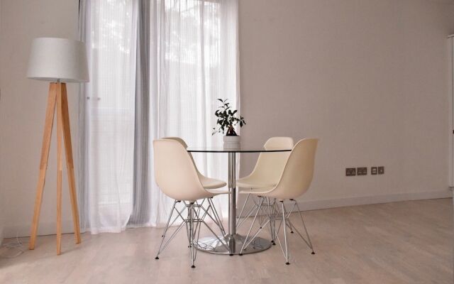 Bright 1 Bedroom Apartment in South London