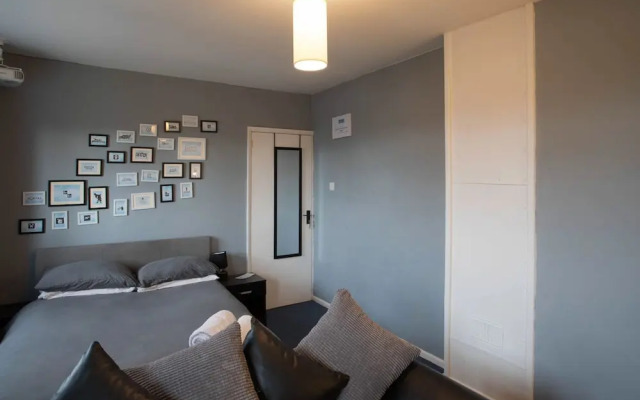 Modern Holiday Home in Bristol with Hot Tub