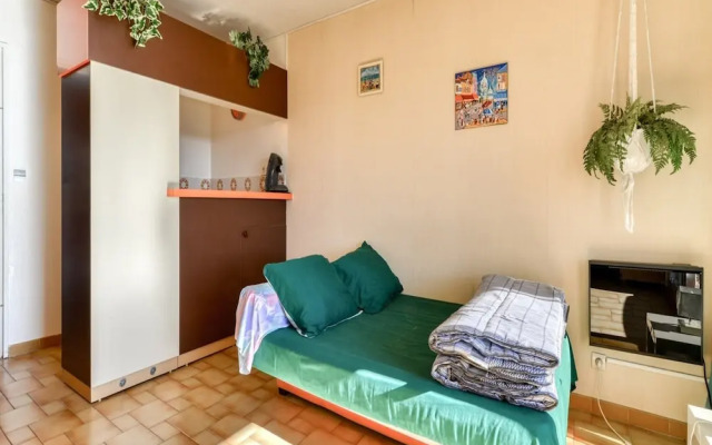 Sunny Apartment by the Sea