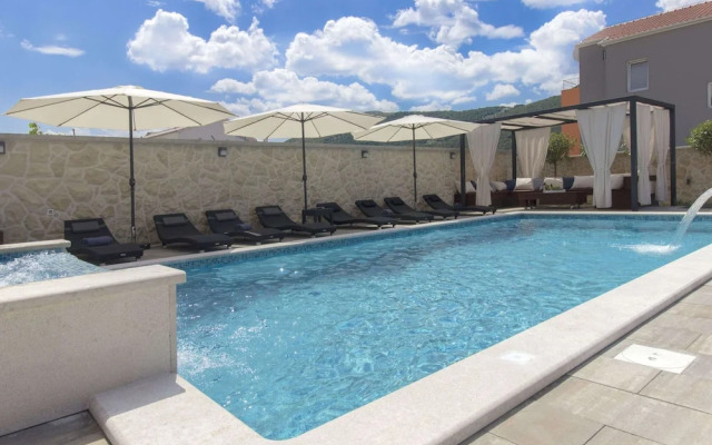 Exquisite Villa with Private Hot Tub in Grebaštica