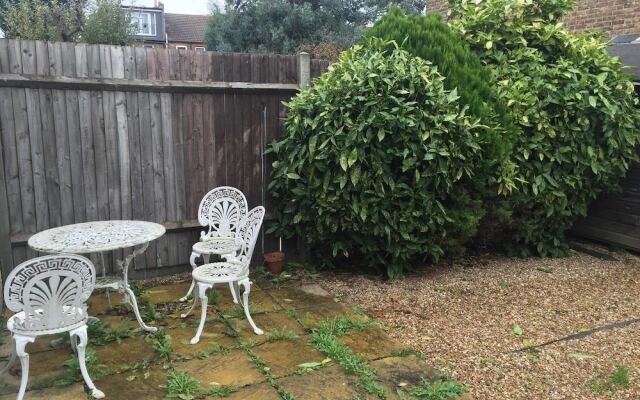 Great 2 BED in Northfields With Private Garden