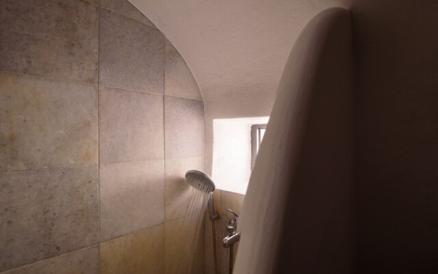 Firalia, Casa In Rock Suites