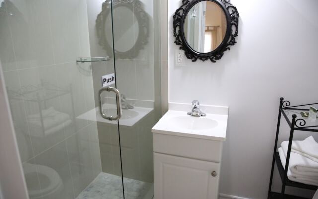 Elegant Suite at 700 Bathurst