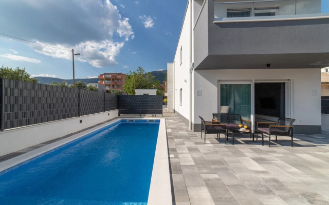 New Luxury Modern Four-bedroom Villa With Pool