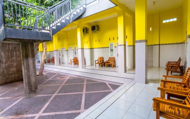 OYO 1427 Azzahra Guest House Syariah