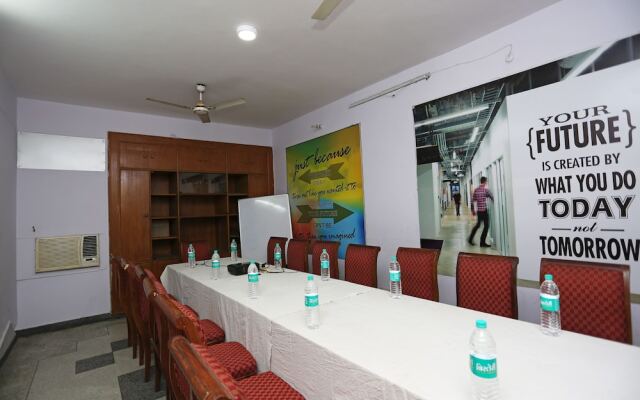 OYO 10674 Hotel Royal Inn