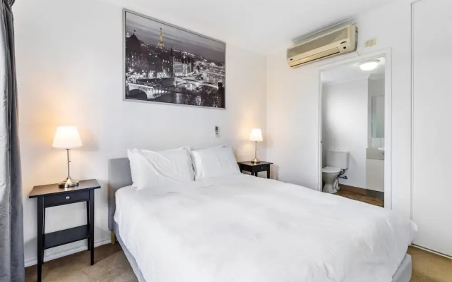 Chic 2-bed Apartment Near Albert Park