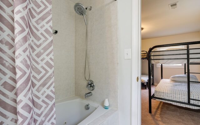 Spacious Triangle Townhome - Near Hiking & Golf!