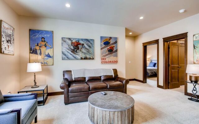 New 3bdr Luxury -fireplace,on-site Parking,kids Ski Free 3 Bedroom Townhouse by RedAwning