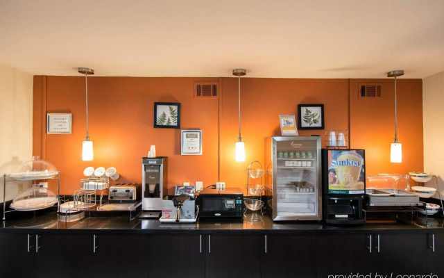 Clarion Inn & Suites DFW North
