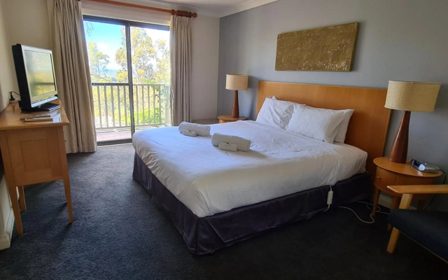 Villa Dion, 3 Bedroom Private Villa, Cypress Lakes Resort, KING & SINGLE BEDS – Guest Rooms – Pokolbin