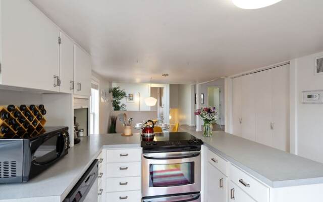 Pine Street Loft –Just steps from Old Town Square!