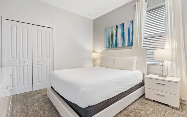 UpstaySpaciousHomePoolHotTubSleeps27