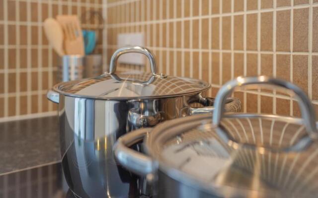 Rowsby Court - Stylish Apartment with Private Parking