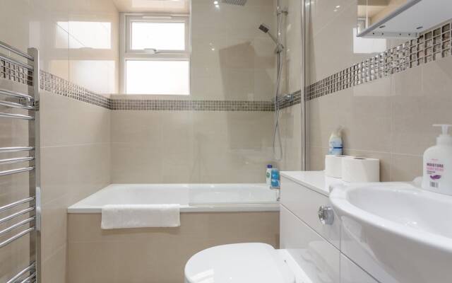 3 Bedroom House In Tooting With Garden