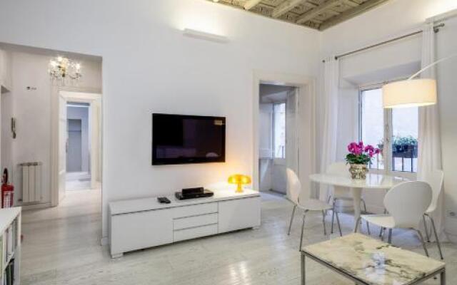 White Pantheon Apartment